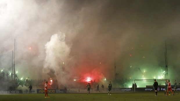 Po derby Panathinaikosu s Olympiakosem přerušili v Řecku fotbalovou ligu kvůli řádění fanoušků