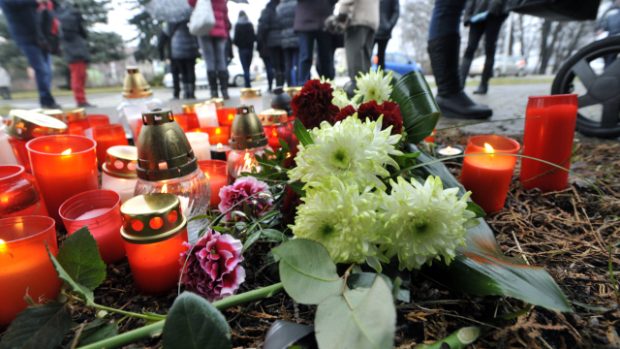 Lidé přinášejí na místo tragédie v Uherském Brodu svíčky a květiny