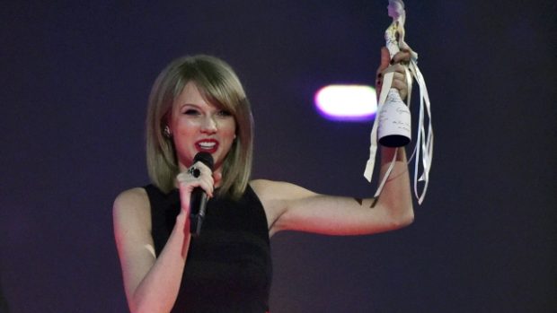 Taylor Swift získala na Brit Awards 2015 ocenění nejlepší zahraniční zpěvačka