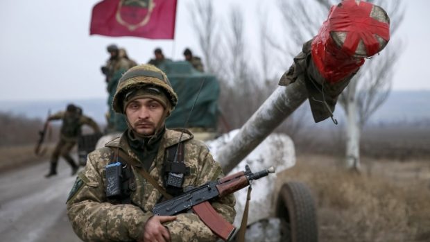 Člen ukrajinských ozbrojených sil stojí v konvoji v regionu Debalcevo