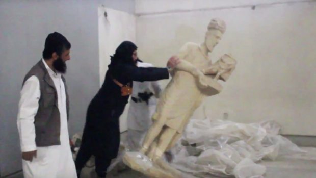 Džihádisté vypálili v Iráku knihovnu a zničili tisícileté sochy