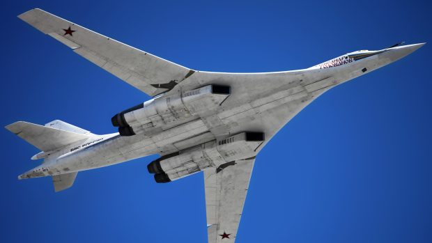 Ruský bombardér Tu-160 na vojenské přehlídce v Moskvě v roce 2013