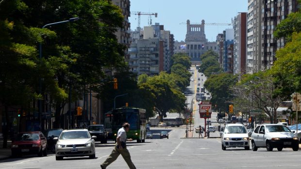 Montevideo, Uruguayi. Ceremoniál výměny prezidentů začne v legislativním paláci, sídle uruguayského kongresu - v pozadí