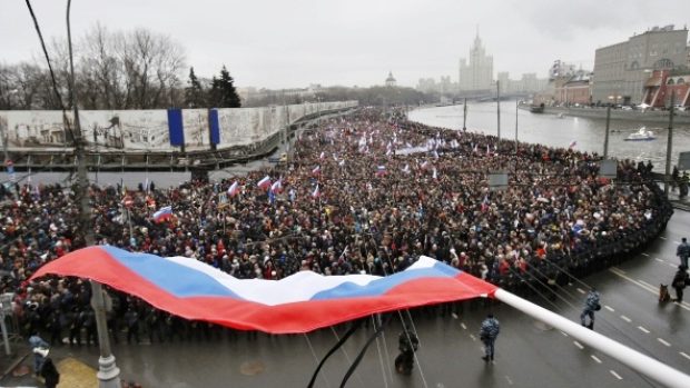 Smutečního pochodu za Borise Němcova se v Moskvě podle některých odhadů účastnilo až 70 tisíc lidí