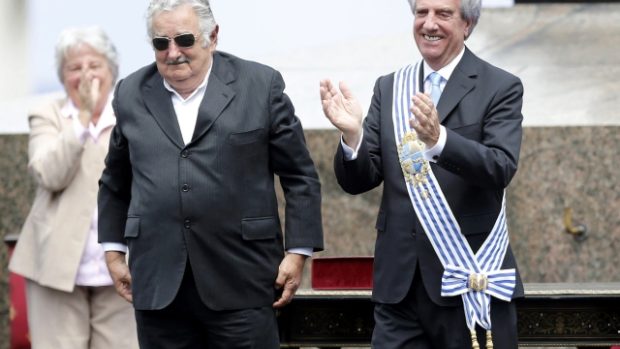 Populárního uruguayského prezidenta Mujiku (vlevo) vystřídal v úřadu Tabaré Vázquez