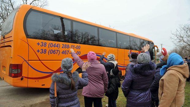 Odjezd autobusu s českými krajany z východní Ukrajiny do Prahy