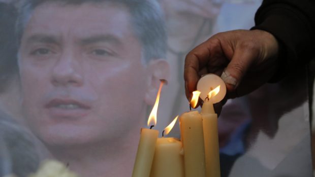 Rusové zapalují svíčky za zavražděného opozičního politika Borise Němcova