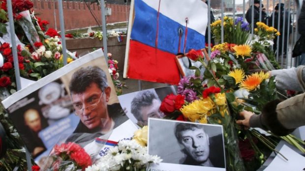 Lidé přinášejí květiny k místu, kde byl v pátek zavražděn Boris Němcov