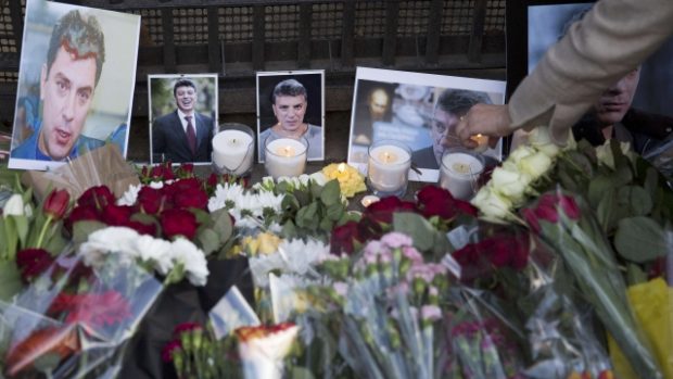Květinami a svíčkami uctívají Moskvané památku opozičního vůdce Borise Němcova