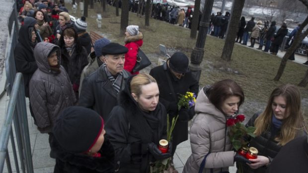 Rozloučit se s Němcovem přišly do Sacharovova střediska tisíce lidí