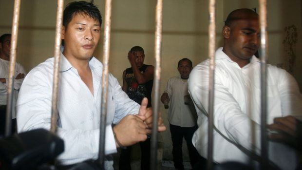 Dva australští pašeráci drog Andrew Chan a Myuran Sukumaran čekají v Indonésii na popravu