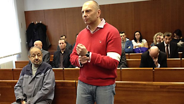 Odvolací soud se členy takzvaného Toflova gangu v Olomouci. Na snímku bývalý policista Miloš Almásy (v červeném)