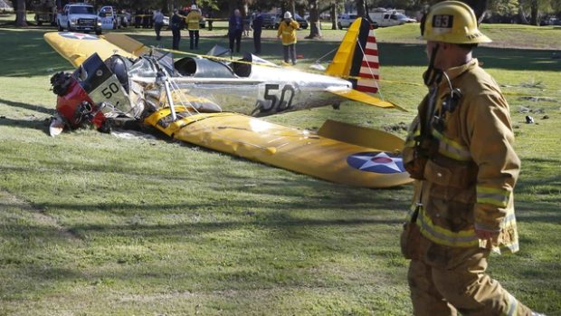 Letadlo, které pilotoval Harrison Ford, havarovalo