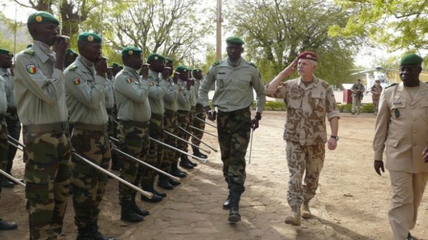 Náčelník generálního štábu Petr Pavel (druhý zprava) navštívil 5. března základnu Koulikoro v Mali, kde se čeští vojáci podílí na vojenském výcviku Malijců