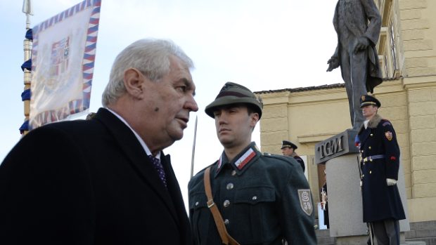 Zeman položil na Hradčanském náměstí v Praze věnec k pomníku TGM při příležitosti 165. výročí jeho narození a promluvil ke svým příznivcům