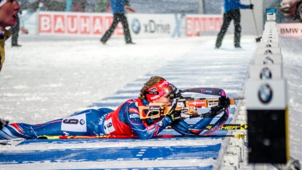 Gabriela Soukalová při střelbě během sprintu na MS v Kontiolahti