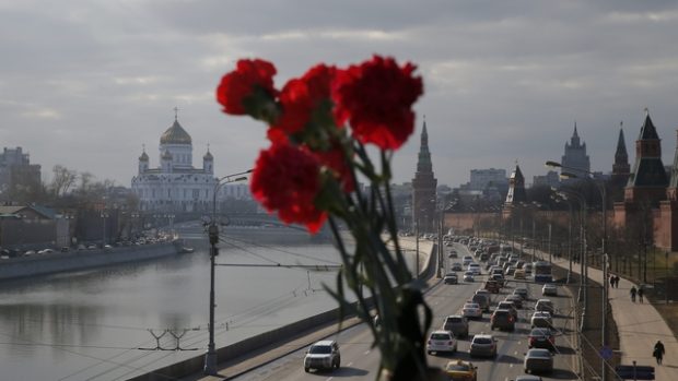 Květy na místě vraždy Borise Němcova v Moskvě