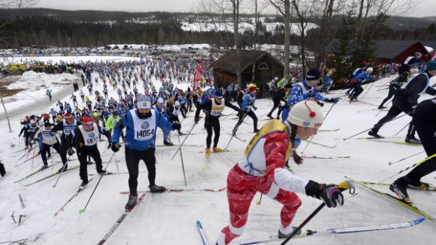 Závodníci běží legendární Vasaloppet ve švédském Salenu