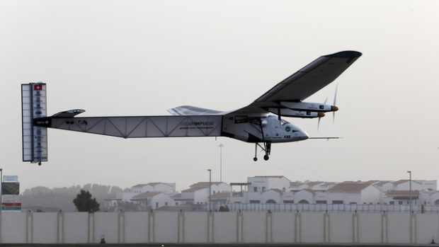 Solar Impulse 2 se vydalo na cestu kolem světa z letiště v Abú Dhabí
