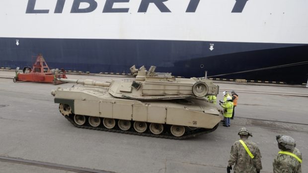 Američané poslali do Pobaltí víc než 120 těžkých vojenských vozidel, včetně tanků M1 Abrams