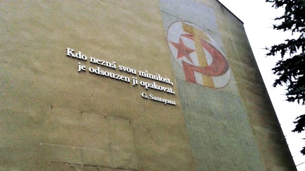 Symbol srpu a kladiva na fasádě domu na Riegrově náměstí v Semilech
