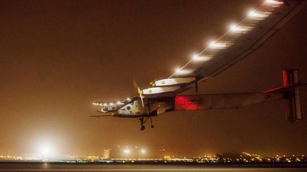 Solar impulse 2 přistává v ománském Makatu po úspěšném zdolání první etapy cesty kolem světa