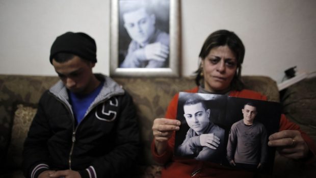 Bratr a matka Muhammada Musaláma s jeho fotografiemi. Hnutí Islámský stát ho zadržuje v Sýrii jako špiona (archivní foto)