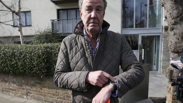 Stažení moderátora Jeremyho Clarksona by mohlo BBC stát desítky milionů korun