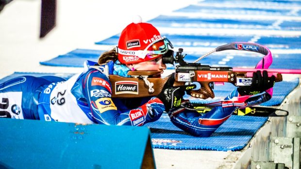 Veronika Vítková se na mistrovství světa v Kontiolahti na střelnici trápí