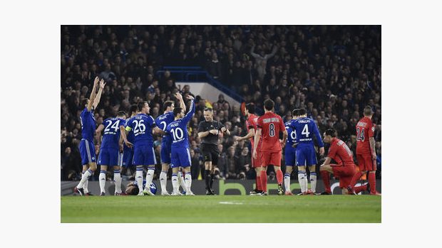 Hráči Chelsea požadují po rozhodčím červenou kartu pro útočníka PSG Ibrahimoviče