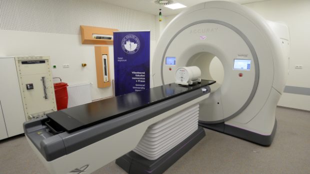 Ve Všeobecné fakultní nemocnici v Praze představili nový ozařovač pro tzv. tomoterapii, který je prvním přístrojem tohoto druhu v českých nemocnicích