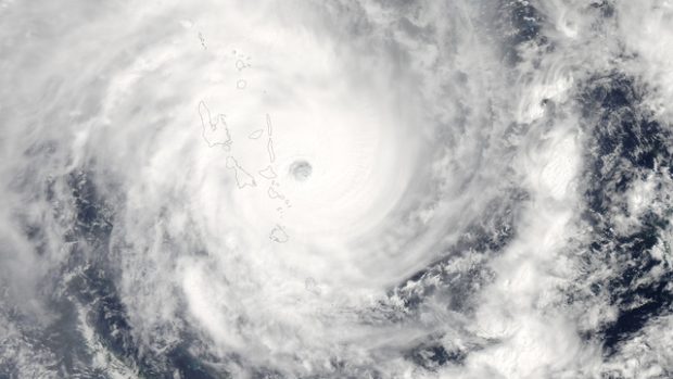 Satelitní snímek cyklonu Pam nad soustroví Vanuatu