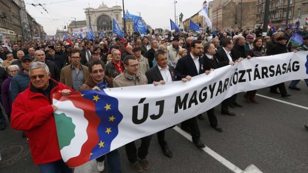 Protivládní demonstranti drží transparent s nápisem „Nová Maďarská republika&quot; na protestu v centru Budapešti