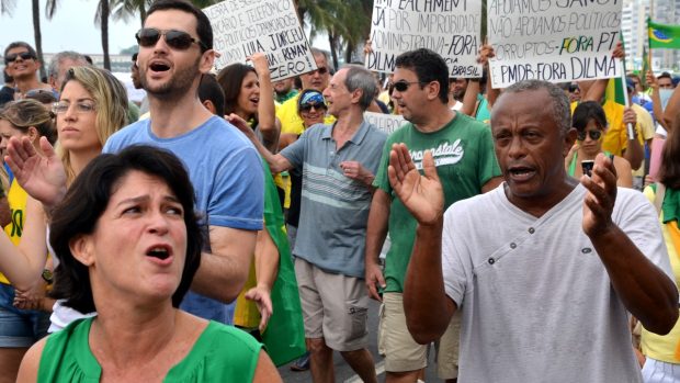 V Riu proti levicové prezidentce protestovali spíš bohatší lidé světlé barvy pleti, které sama prezidentka nazvala kdysi bílou elitou - našly se ale výjimky