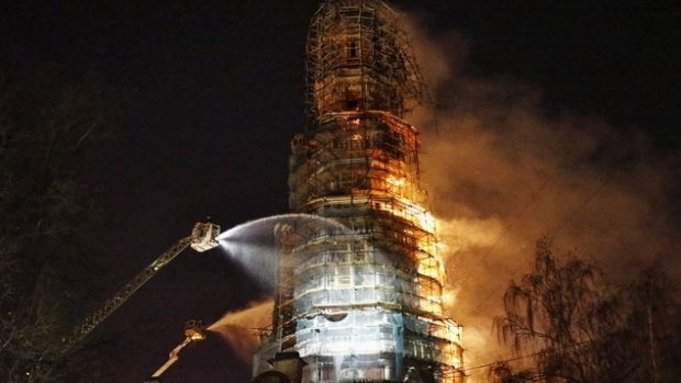 Požár Novoděvičího kláštera v centru Moskvy