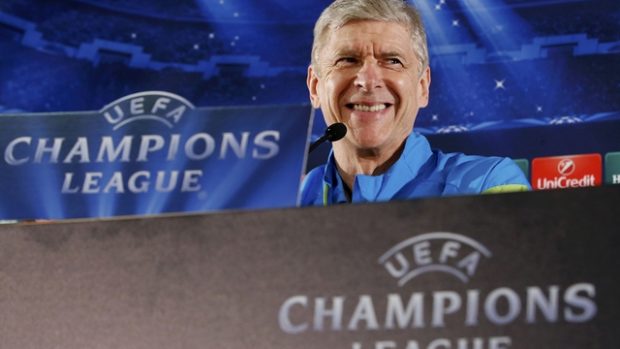 Trenér Arsenalu Arsene Wenger na tiskové konferenci před odvetou Ligy mistrů v Monaku