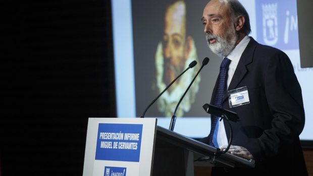 Šéf vědeckého týmu Francisco Etxeberria sděluje výsledky pátrání po ostatcích spisovatele Cervantese
