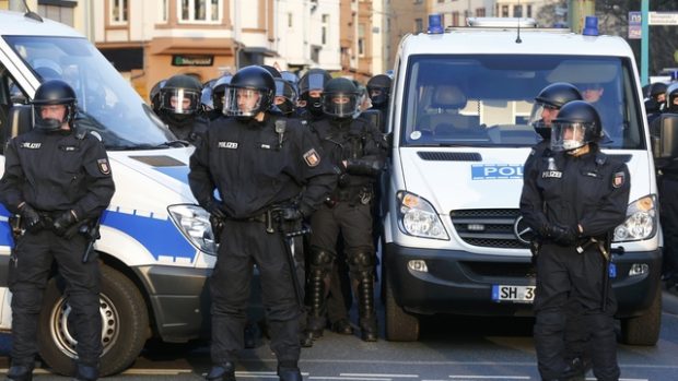 Německá policie sleduje demonstranty ve Frankfurtu nad Mohanem