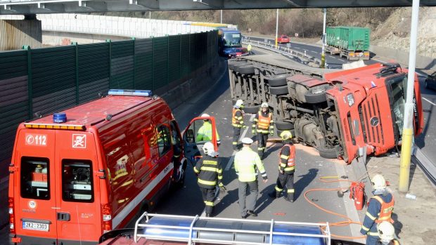 Dopravní nehoda kamionu na průtahu Karlovými Vary