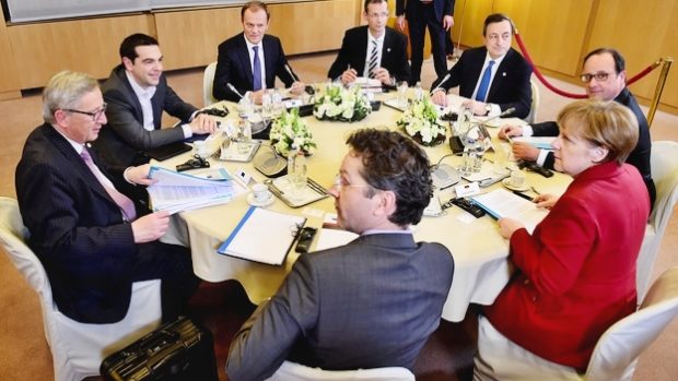 Řecký premiér Alexis Tsipras (druhý zleva) jednal v Bruselu s lídry zemí eurozóny