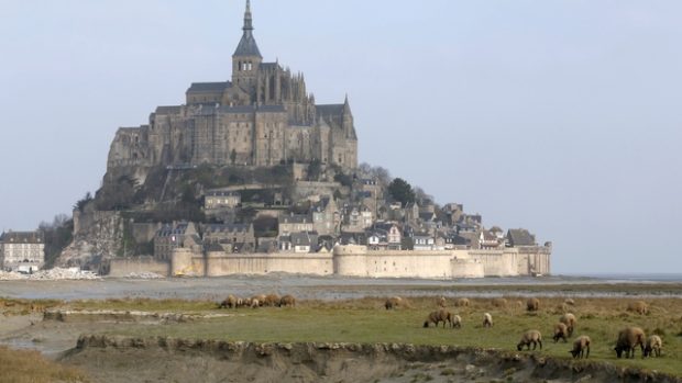 Klášter Mont Saint-Michel zůstane kvůli přílivu na „ostrově“ několik dní, hladina má dosáhnout až 14,5 metru