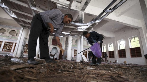 Vyšetřovatelé prohlížejí zem po sebevražedných útocích na mešity v Saná
