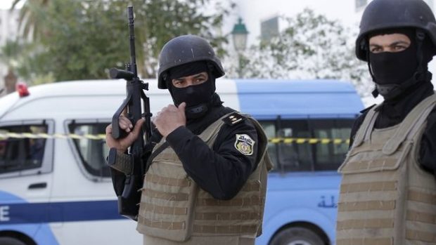 Tuniští policisté u vchodu do muzea Bardo, kde islamisti ve středu zabili 25 lidí