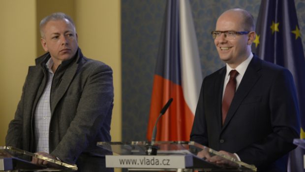 Premiér Bohuslav Sobotka (vpravo) a ministr vnitra Milan Chovanec na tiskové konferenci po jednání Bezpečnostní rady státu