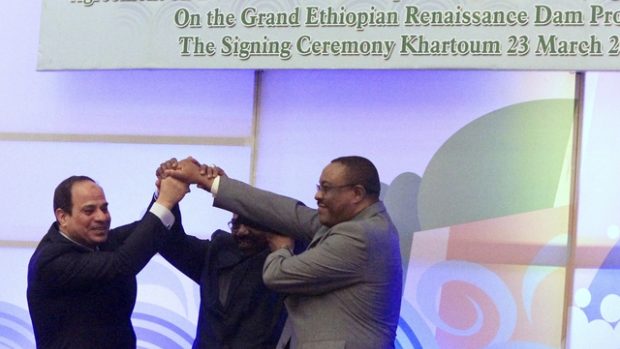 Dokument podepsali (zleva) egyptský prezident Abdal Sísí, jeho súdánský protějšek Umar Bašír a etiopský premiér Hailemariam Desalegn