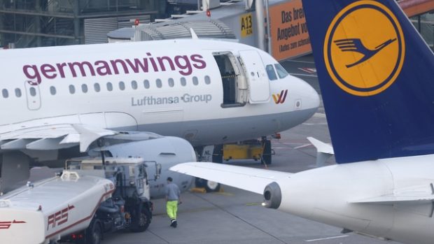 Letouny společností Germanwings a Lufthansa na letišti v Düsseldorfu