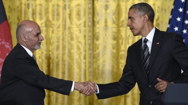 Americký prezident Barack Obama (vpravo) si podává ruku se svým afghánským protějškem Ašrafem Gháním po tiskové konferenci v Bílém domě