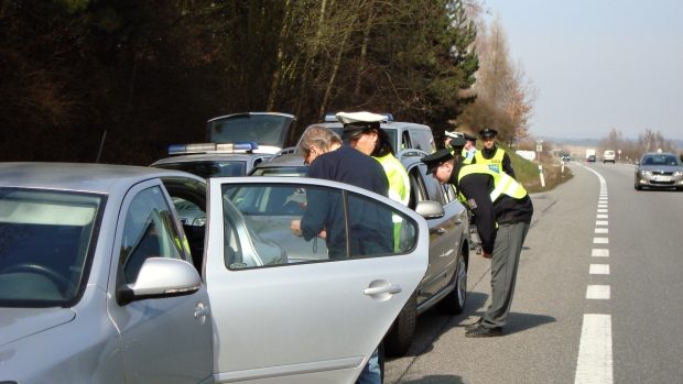 Na 50 policistů dohlíží na provoz na hlavní trase z Prahy do Tábora