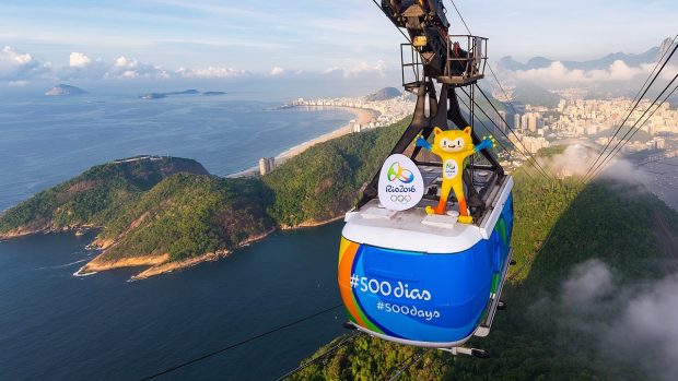 Maskot Letních olympijských her v Rio de Janeiru Vinícius jede na kabině lanovky na známou Cukrovou homoli