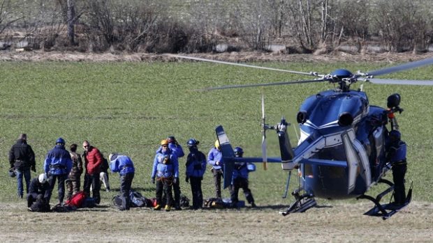 Záchranáři pokračují se zajišťováním místa havárie a hledáním druhé černé skříňky s technickými údaji o letu